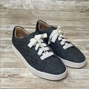 Naturalizer Gray Lace-Up Sneakers with White Accents 8.5W